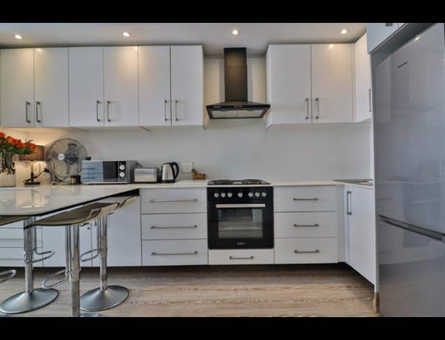 0.5 BEDROOM APARTMENT TO LET IN MOUILLE POINT